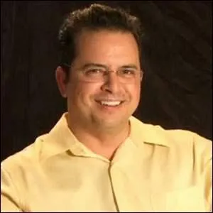 Il chante en duo avec Elsa.