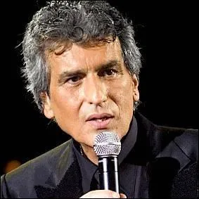 Il chante "L'italiano".