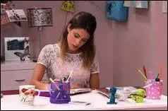 Sur cette photo, que fait Violetta ?