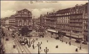 "Place de Brouckère on voyait des vitrines avec des hommes des femmes en crinoline" paroles de :