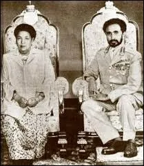 Le 2 octobre 1935, Mussolini adresse un discours belliqueux aux Italiens et leur annonce sa décision d'envahir l'Éthiopie. Dès le lendemain, l'armée italienne se jette sur ce pays misérable. Qui dirigeait l'Éthiopie à l'époque ?