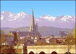 Je me rends à Mirepoix, ville midi-pyrénéenne située dans le département ...