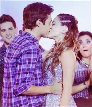 Combien de fois León et Violetta s'embrassent-ils en tout dans "Violetta", saisons 1 et 2 ?