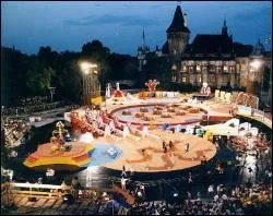 La finale 1995 tourne  Budapest met  l'honneur l'architecte et designer hongrois Erno Rubik et son fameux casse-tte. En quelle anne fut invent le 'Rubik's cube' ?