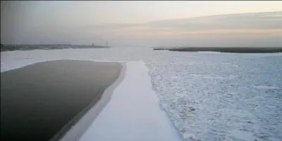 L'Amour est un fleuve, dans quel pays coule-t-il ?