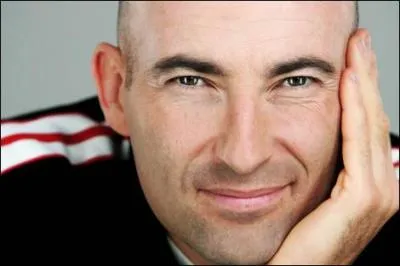 Comment s'appelle cet humoriste de TF1 ?