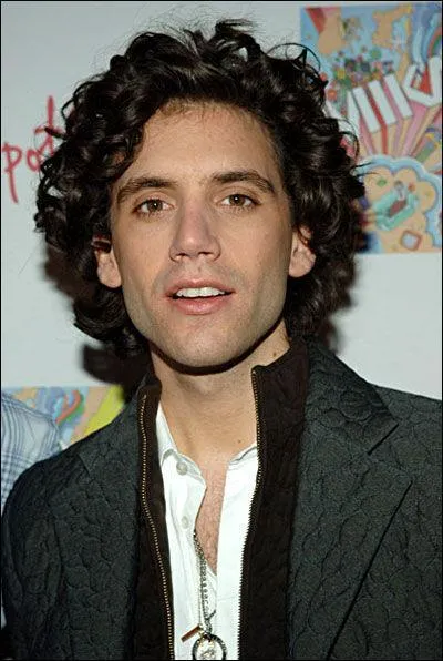 En quelle langue chante Mika dans son dernier single "Boom Boom Boom" ?