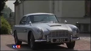 Quelle voiture "James Bond" conduit dans "Goldfinger" et "Opération Tonnerre" ?