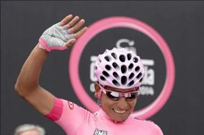 Dans quel pays ou région le gagnant du tour cycliste porte-t-il un maillot rose ?