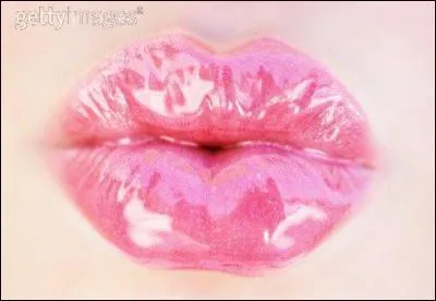 Quel écrivain, dans son roman : "lève-toi et marche", (1952) dit : "Une bouche rose à la baisez-moi mignonne" ?