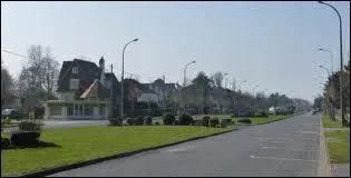 Nous traversons la ville Pas-de-Calaisienne de Cucq. Nous sommes donc dans le département n° ...