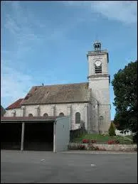 Nous apercevons sur cette image l'église du village champardennais d'Esnouveaux. Nous nous situons dans le département ...
