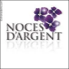 Des amis vous invitent pour fêter leurs noces d'argent. Cela indique qu'ils sont mariés depuis ...