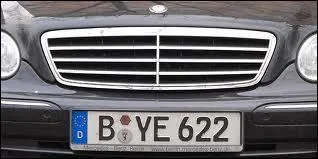 Vrai ou faux : la première lettre de cette immatriculation allemande nous indique que les occupants de cette voitures viennent de Berlin.