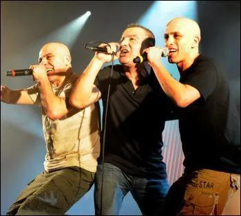 1999. Zebda : "Y a là des bandits qui attendent qu'on allume un méchant boucan / Et que surgissent de la scène des volcans". À ce moment-là, que font les membres de "Zebda" ?