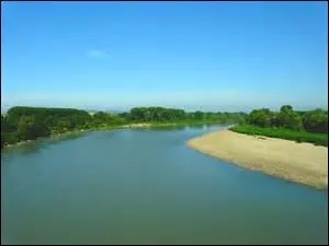 C'est le plus long fleuve d'Italie avec ses 652 km de longueur. Ce fleuve traverse tout le nord de l'Italie d'ouest en est. Comment se nomme-t-il ?