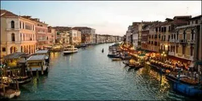 Nous sommes dans une ville italienne. Laquelle, parmi ces 3 propositions ?