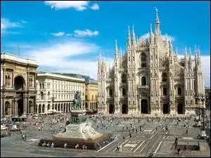 Géographiquement, où se situe la ville de Milan ?