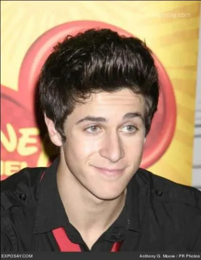 La famille Russo, mise en avant dans la comédie de situation "Les Sorciers de Waverly Place", est composée de 5 membres dont trois enfants. L'aîné des enfants, Justin Russo est également le plus brillant. Combien de sorts connaît-il ?