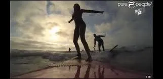 Sur cette photo, que fait Nabilla ?