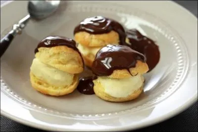 Avec quoi sont garnies les profiteroles ?