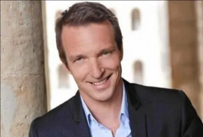 Comment se nomme le pr&eacute;sentateur de "P&eacute;kin Express" ?