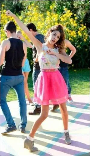 De quoi ne se sépare-t-elle jamais ?