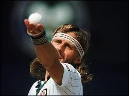 Surnommé "Iceman", ce Suédois a remporté six fois le tournoi de Roland Garros et cinq fois celui de Wimbledon. Qui est ce tennisman ?