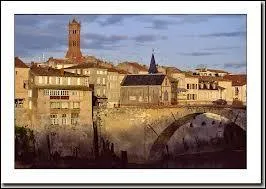 Je vous emmène à la découverte de la ville de Villeneuve-sur-Lot. Nous partons dans le département ...