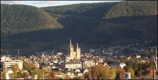 Je vous emmène à Mende, qui est la préfecture du département languedocien ...