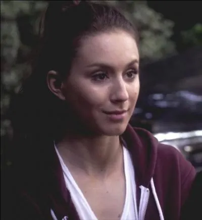 Épisode 7 : A qui Spencer demande-t-elle d'installer des caméras et pour surveiller qui ?