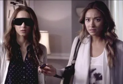 Épisode 8 : Qu’apprennent Emily et Spencer à ce moment de l'épisode ?