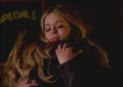 Épisode 1 : Qui Alison retrouve-t-elle et pourquoi ?