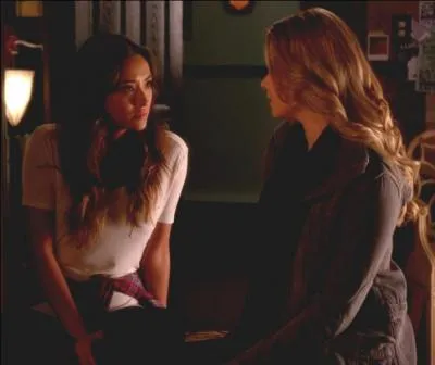 Épisode 1 : Qu'est-ce qu'Alison révèle à Emily ? Pourquoi ne peut-elle pas le dire aux autres PLL ?