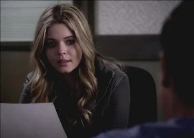 Épisode 2 : Qu'est-ce que va raconter Alison à la police, ou plus précisément au Détective Holbrook ?