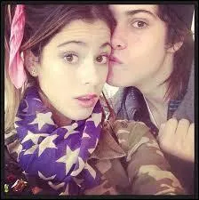 Qui est avec elle sur la photo ?