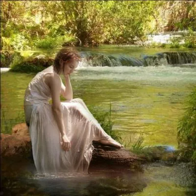 Une promenade pr&egrave;s d'une si jolie source donne envie d'un bon bain� Elle le prend ! 
Quelle est cette chanson ?