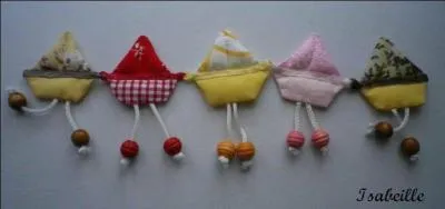 Cette comptine aurait une origine assez r&eacute;cente. Elle a &eacute;t&eacute; cr&eacute;&eacute;e vers 1891 et appara&icirc;t pour la premi&egrave;re fois dans un roman.
A vous de trouver comment marchent certains navires ! 
Quelle est cette chanson ?