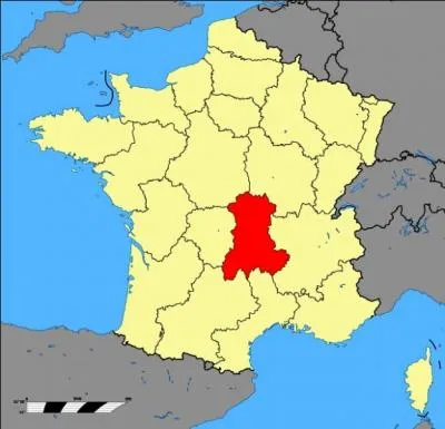 De combien de volcans est composée la chaîne des Puys qui traverse l'Auvergne ?