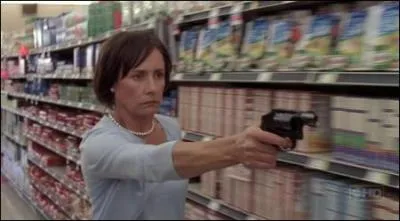 Qui a sauvé Lynette lors d'une prise en otage dans un magasin ?