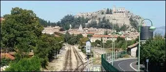 Surnommée la Porte de la Provence, Sisteron est une ville de la région ...
