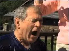 Qui relève le défi sur la photo ?