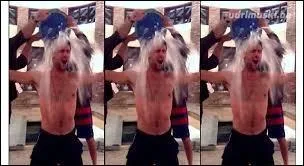 Qui relève le défi sur la photo ?