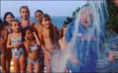 Que fait Johnny après avoir reçu son seau d'eau glacée sur la tête ?