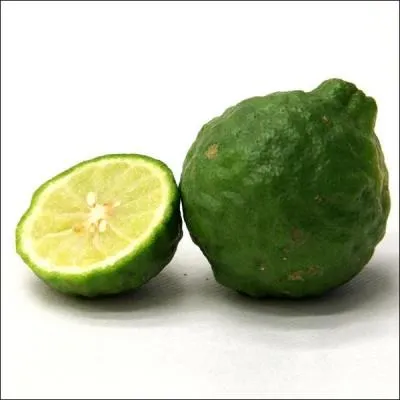 Ce fruit, à l'arôme très intense rappelant la citronnelle, est utilisé surtout pour son zeste ou ses feuilles. Il relève le goût de nombreux plats comme les rougails ou les sauces de piment. On utilise également le jus pour préparer une boisson désaltérante.