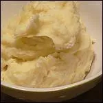 Vous dégustez une purée de pommes de terre, mélangée à du beurre, de l'ail, de la crème et de la Tomme fraîche, autrement dit de L'aligot, c'est que vous vous trouvez en terre :