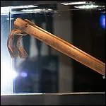 L'herminette est une hache à long manche et à fer recourbé. Dans quel corps de métier cet outil est-il utilisé ?