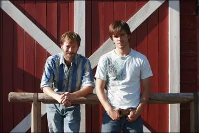 Qui est l'homme à gauche sur la photo ?