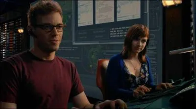 Qui sont les 2 personnes qui ne vont pas sur le terrain mais qui restent à l'ordinateur ?