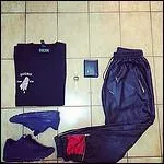 Plus de vingt ans de carrière pour ce rappeur né à Madagascar, d'origine comorienne et arrivé en France à l'âge de 7 ans. Il dit : "Tout le monde croit marcher droit au pays des boiteux".